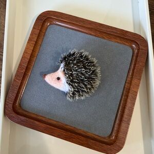 Cute little wool felt hedgehog brooch
Wool felt handicrafts brooch pin